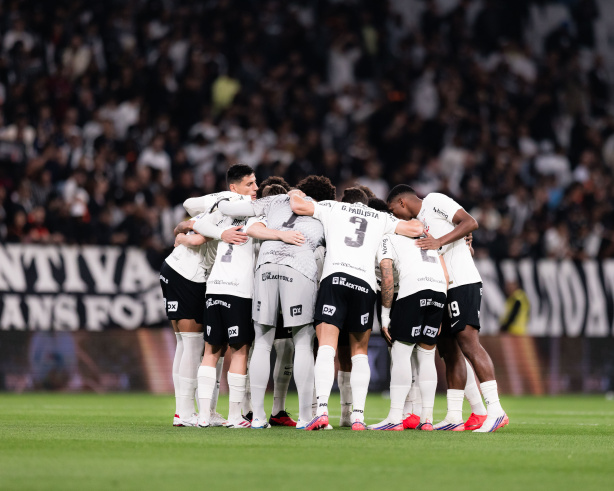 Jogadores do Corinthians em campo durante partida no Brasileirão Jogadores do Corinthians em campo durante partida no Brasileirão