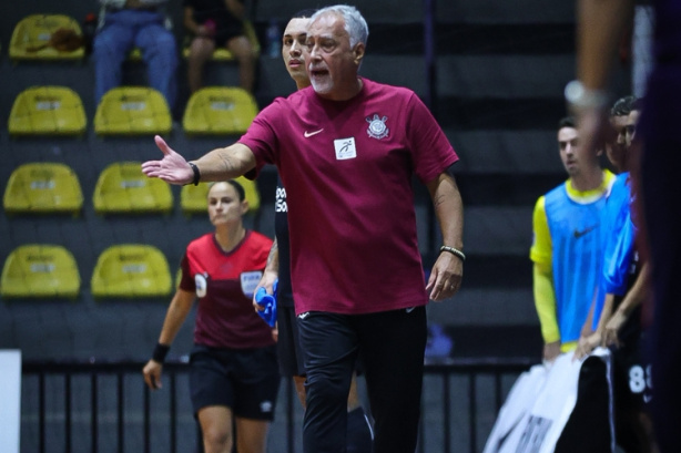 Jogadores do Corinthians em quadra durante partida de futsal contra o Magnus. Jogadores do Corinthians em quadra durante partida de futsal contra o Magnus.
