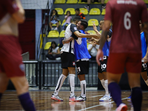 Jogador do Corinthians comemora gol em partida de futsal no Ginásio Wlamir Marques.