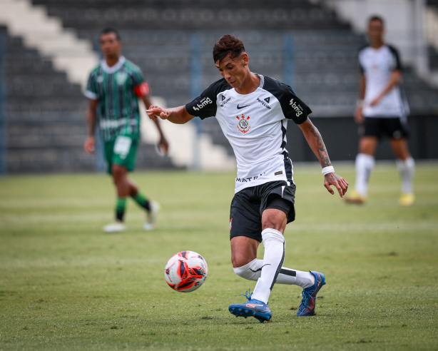 Jogador Luiz Eduardo em campo com a camisa do Corinthians Jogador Luiz Eduardo em campo com a camisa do Corinthians