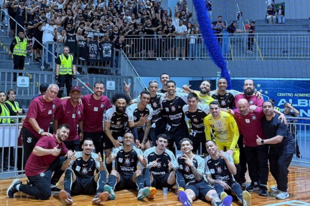 Jogadores do Corinthians de futsal comemorando gol contra o Pato.