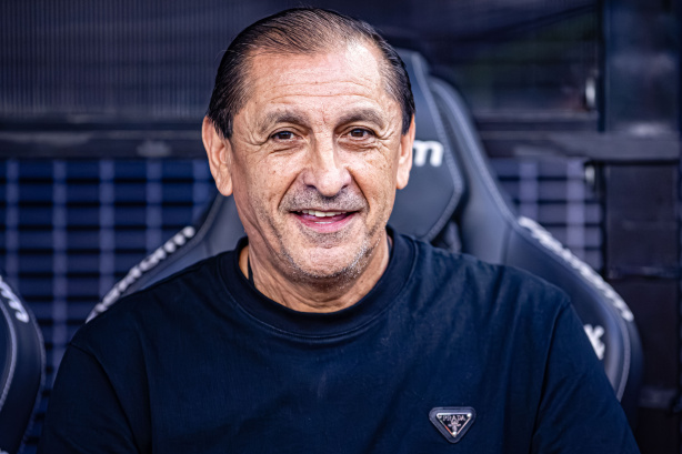 O treinador Ramón Díaz em beira de campo durante jogo do Corinthians.