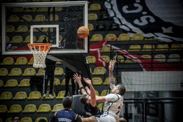 Jogadores do Corinthians em quadra durante partida de basquete no Wlamir Marques. Jogadores do Corinthians em quadra durante partida de basquete no Wlamir Marques.