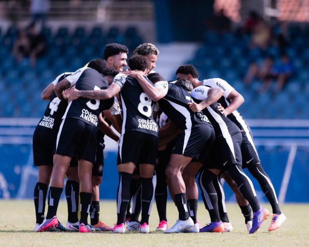 Jogadores do Corinthians Sub-20 em disputa de bola durante jogo do Paulista Jogadores do Corinthians Sub-20 em disputa de bola durante jogo do Paulista