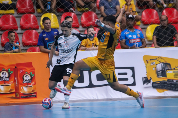 Jogadores do Corinthians em quadra durante partida de futsal no Ginásio Wlamir Marques.