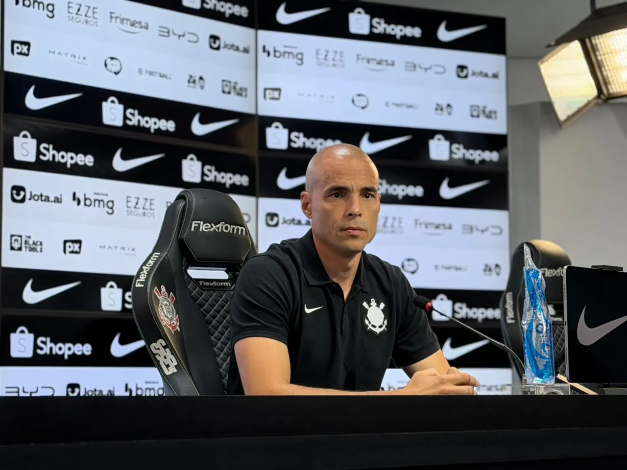 Julio Cesar, gerente de futebol do Corinthians, falando em entrevista coletiva no CT Joaquim Grava. Julio Cesar, gerente de futebol do Corinthians, falando em entrevista coletiva no CT Joaquim Grava.