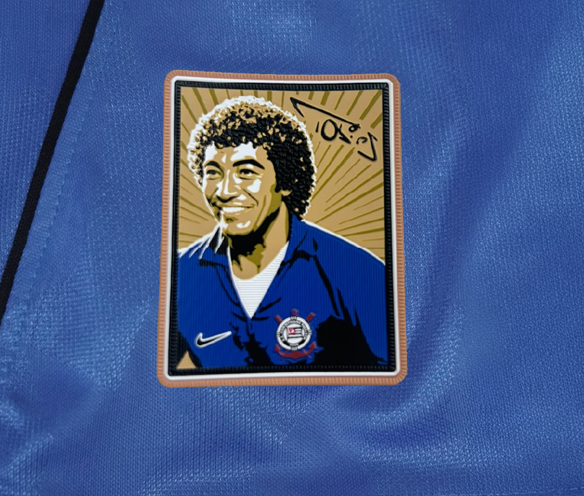Detalhe da camisa III do Corinthians exibindo o patch especial do goleiro Tobias