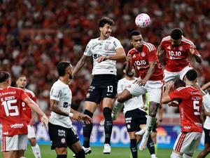 Fernando Diniz no banco de reservas do Corinthians durante partida.