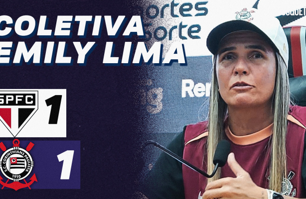 Emily Lima à beira do gramado observando as atletas do Corinthians.
