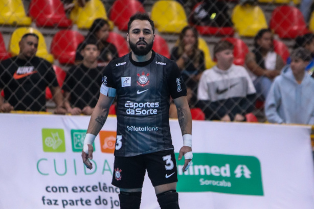 Jogadores do Corinthians em quadra durante partida da LNF