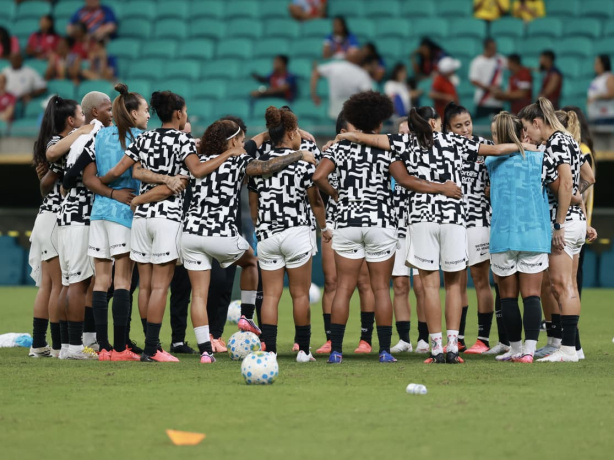 Atletas do Corinthians Feminino durante campanha de conscientização da saúde Atletas do Corinthians Feminino durante campanha de conscientização da saúde