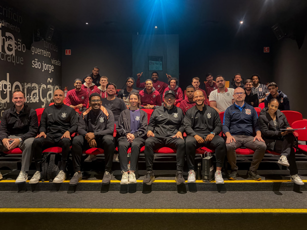 Atletas e membros da comissão técnica do basquete do Corinthians reunidos para encontro sobre integridade. Atletas e membros da comissão técnica do basquete do Corinthians reunidos para encontro sobre integridade.