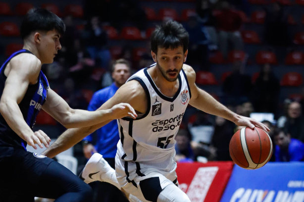 Jogadores do time de basquete do Corinthians em quadra durante treino no Ginásio Wlamir Marques. Jogadores do time de basquete do Corinthians em quadra durante treino no Ginásio Wlamir Marques.
