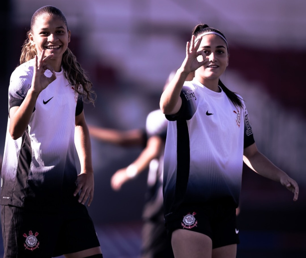 Jogadoras do Corinthians Feminino Sub-17 perfiladas em campo Jogadoras do Corinthians Feminino Sub-17 perfiladas em campo
