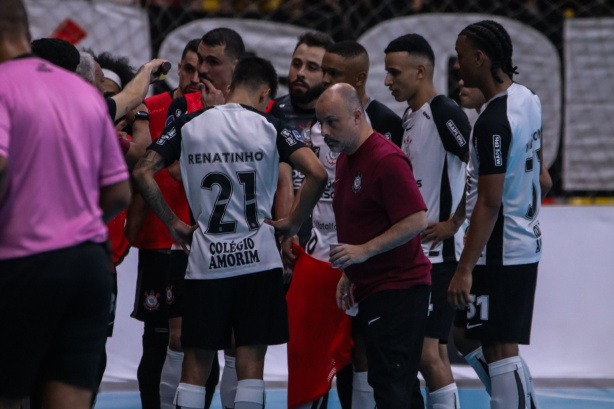 Jogadores do Corinthians em quadra durante treino de futsal no Ginásio Wlamir Marques. Jogadores do Corinthians em quadra durante treino de futsal no Ginásio Wlamir Marques.