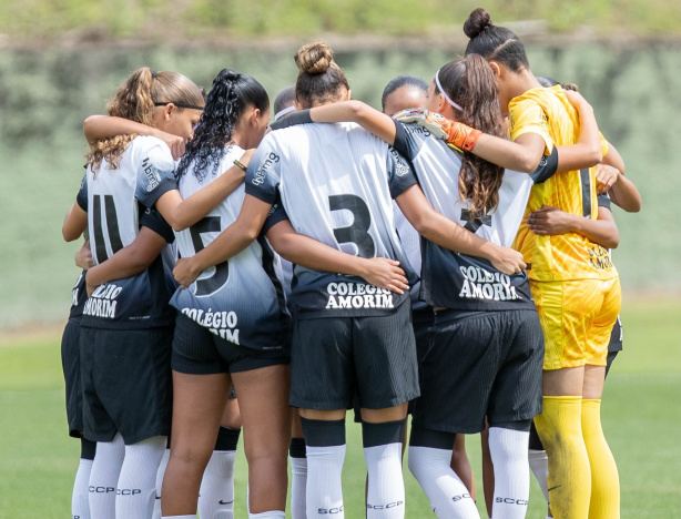 Time feminino sub-17 do Corinthians em campo. Time feminino sub-17 do Corinthians em campo.