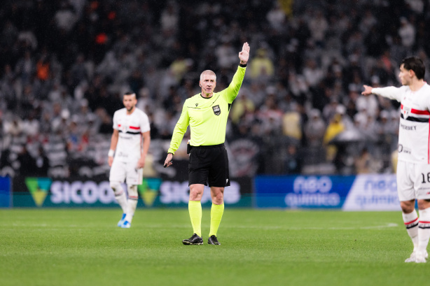 Árbitro Anderson Daronco em partida do Corinthians. Árbitro Anderson Daronco em partida do Corinthians.