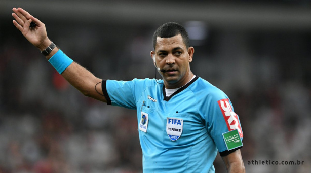 Árbitro Wagner do Nascimento Magalhães gesticulando em partida de futebol. Árbitro Wagner do Nascimento Magalhães gesticulando em partida de futebol.