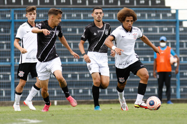 Escudo do Sport Club Corinthians Paulista em destaque com fundo alvinegro