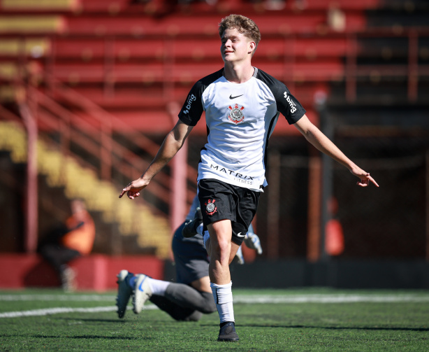 Thiago Coelho, atacante da base do Corinthians, em treino no CT da base. Thiago Coelho, atacante da base do Corinthians, em treino no CT da base.