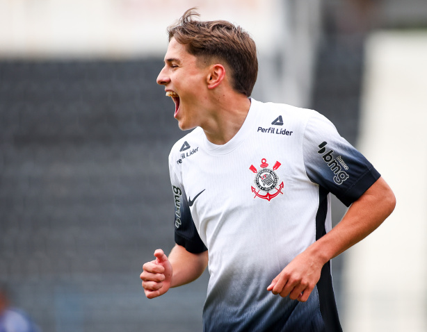 Atleta da base do Corinthians em campo durante treinamento no CT. Atleta da base do Corinthians em campo durante treinamento no CT.