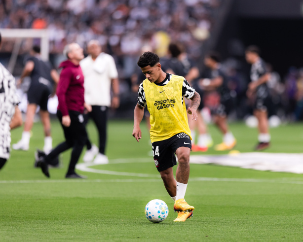 Atacante Luiz Fernando em treinamento no CT do Corinthians