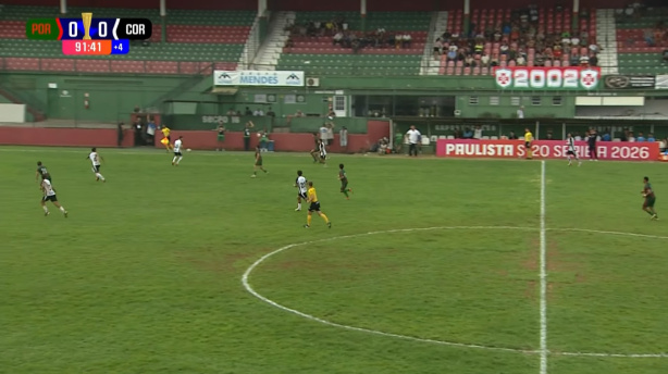 Jogadores do Corinthians Sub-20 em disputa de bola durante partida do Campeonato Paulista.