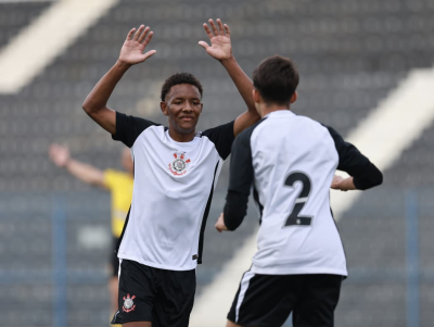 Time do Corinthians Sub-15 comemorando gol no estádio Alfredo Schürig.