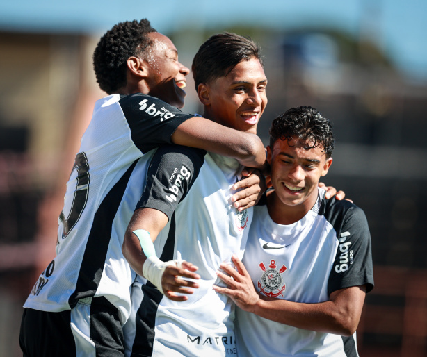 Time do Corinthians Sub-17 em campo na Fazendinha.