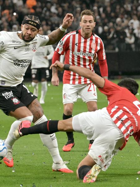 Uniforme do Corinthians com marca de patrocinador