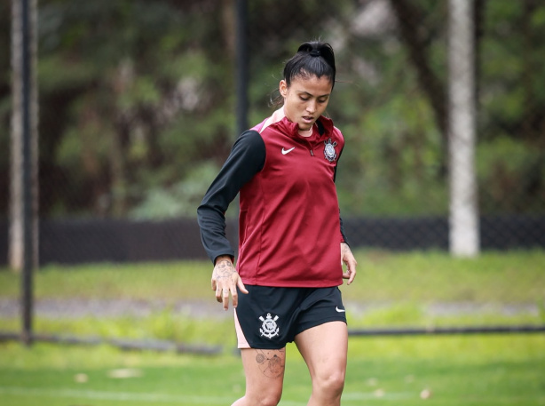 Atacante Jaqueline durante treino de campo no CT do Corinthians Feminino. Atacante Jaqueline durante treino de campo no CT do Corinthians Feminino.
