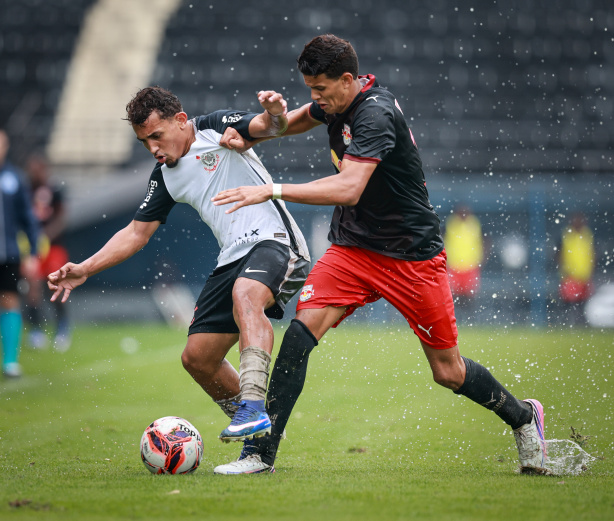Jogadores do Corinthians Sub-17 em campo durante partida das categorias de base. Jogadores do Corinthians Sub-17 em campo durante partida das categorias de base.