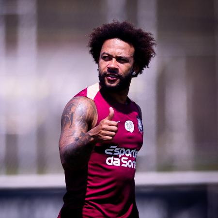 Atacante Memphis Depay durante atividade no centro de treinamento do Corinthians.