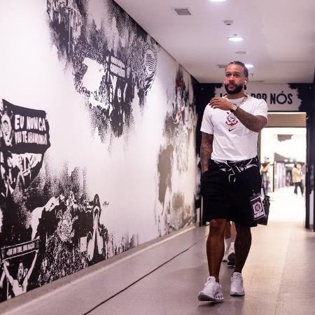 Fernando Diniz orientando jogadores do Corinthians em campo