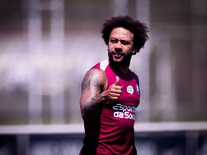 Memphis Depay em treinamento do Corinthians com expressão fechada