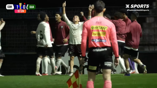 Jogadores do Corinthians Sub-20 comemoram gol contra o Guarani na Fazendinha. Jogadores do Corinthians Sub-20 comemoram gol contra o Guarani na Fazendinha.