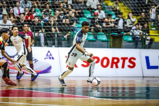Jogadores do Corinthians Futsal Sub-20 em quadra.