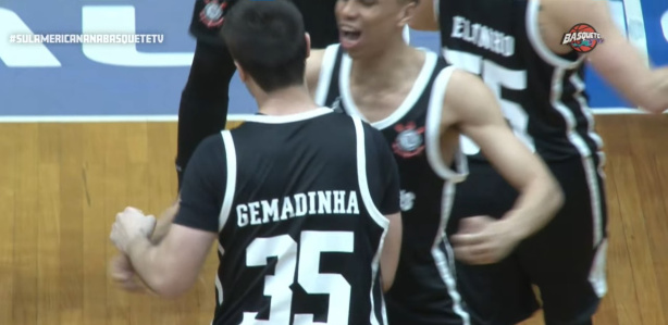 Jogadores do Corinthians Basquete durante partida da Liga Sul-Americana
