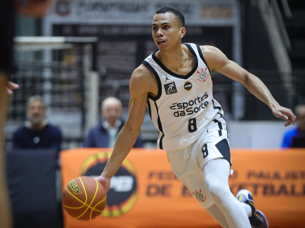 Jogadores do time de basquete do Corinthians comemorando vitória no ginásio Wlamir Marques. Jogadores do time de basquete do Corinthians comemorando vitória no ginásio Wlamir Marques.