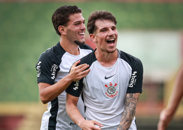 Time Sub-17 do Corinthians em campo durante treinamento.