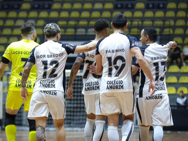 Elenco do Corinthians Futsal em aquecimento no ginásio. Elenco do Corinthians Futsal em aquecimento no ginásio.