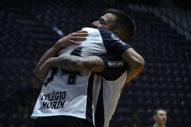 Jogadores do Corinthians de futsal comemoram gol em quadra. Jogadores do Corinthians de futsal comemoram gol em quadra.