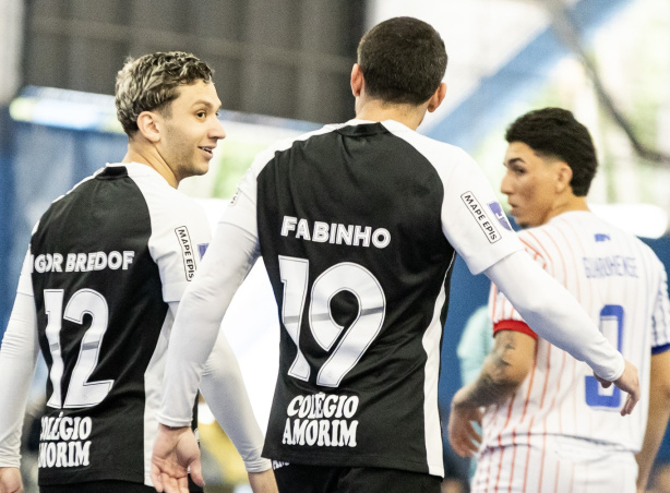 Jogadores do Corinthians Futsal em quadra durante partida da LNF.