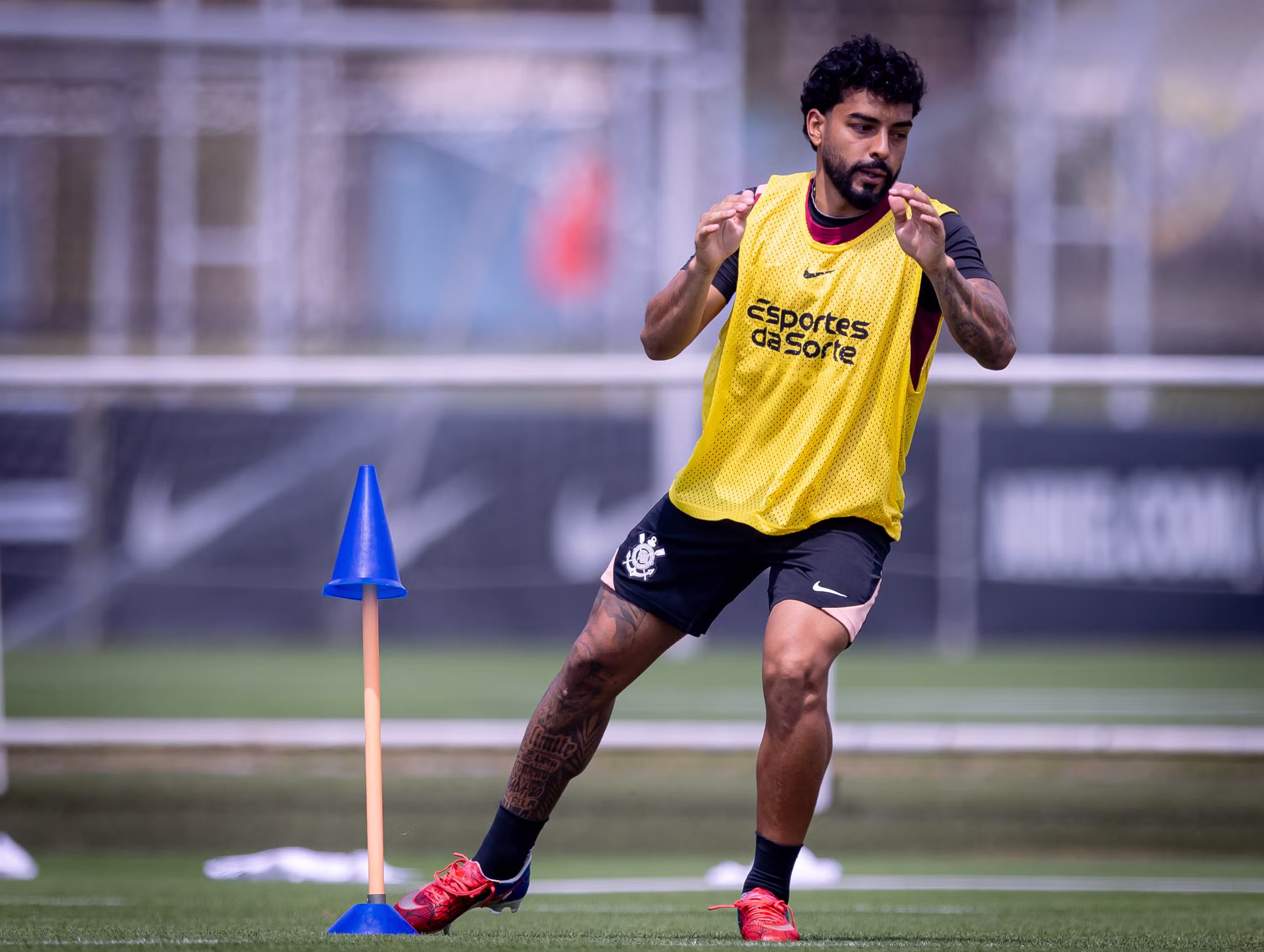 Matheus Bidu durante treino no CT Joaquim Grava
