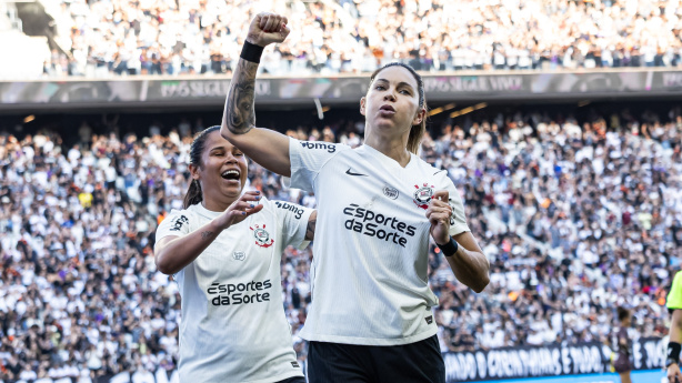 Jogadoras do Corinthians em aquecimento pré-jogo.