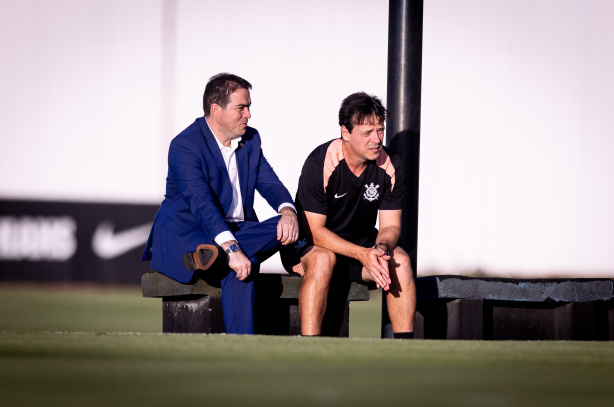 Fernando Diniz orientando a equipe do Corinthians no gramado da Neo Química Arena. Fernando Diniz orientando a equipe do Corinthians no gramado da Neo Química Arena.