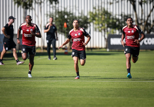 Jogadores da base do Corinthians treinando no CT Joaquim Grava