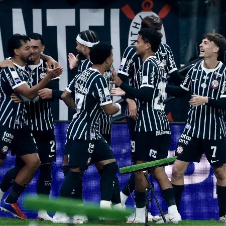 Jogadores do Corinthians em treino no CT Joaquim Grava Jogadores do Corinthians em treino no CT Joaquim Grava