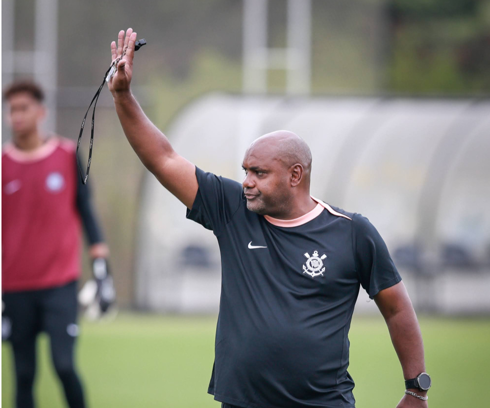 Elenco do Corinthians Sub-15 durante sessão de treinamento antes de viagem para o Interior Paulista. Elenco do Corinthians Sub-15 durante sessão de treinamento antes de viagem para o Interior Paulista.