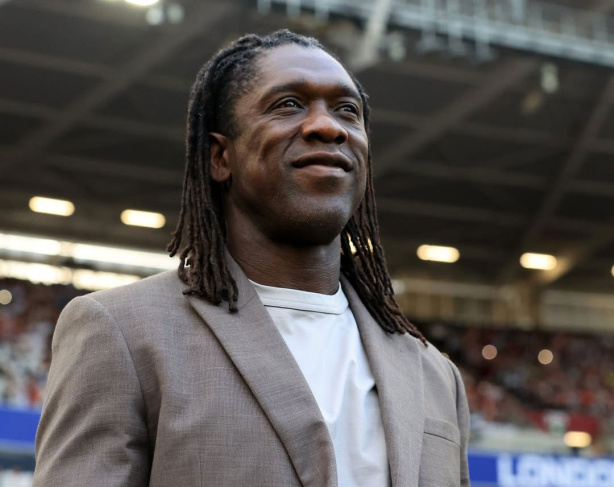 Clarence Seedorf sendo anunciado como novo treinador do Corinthians.